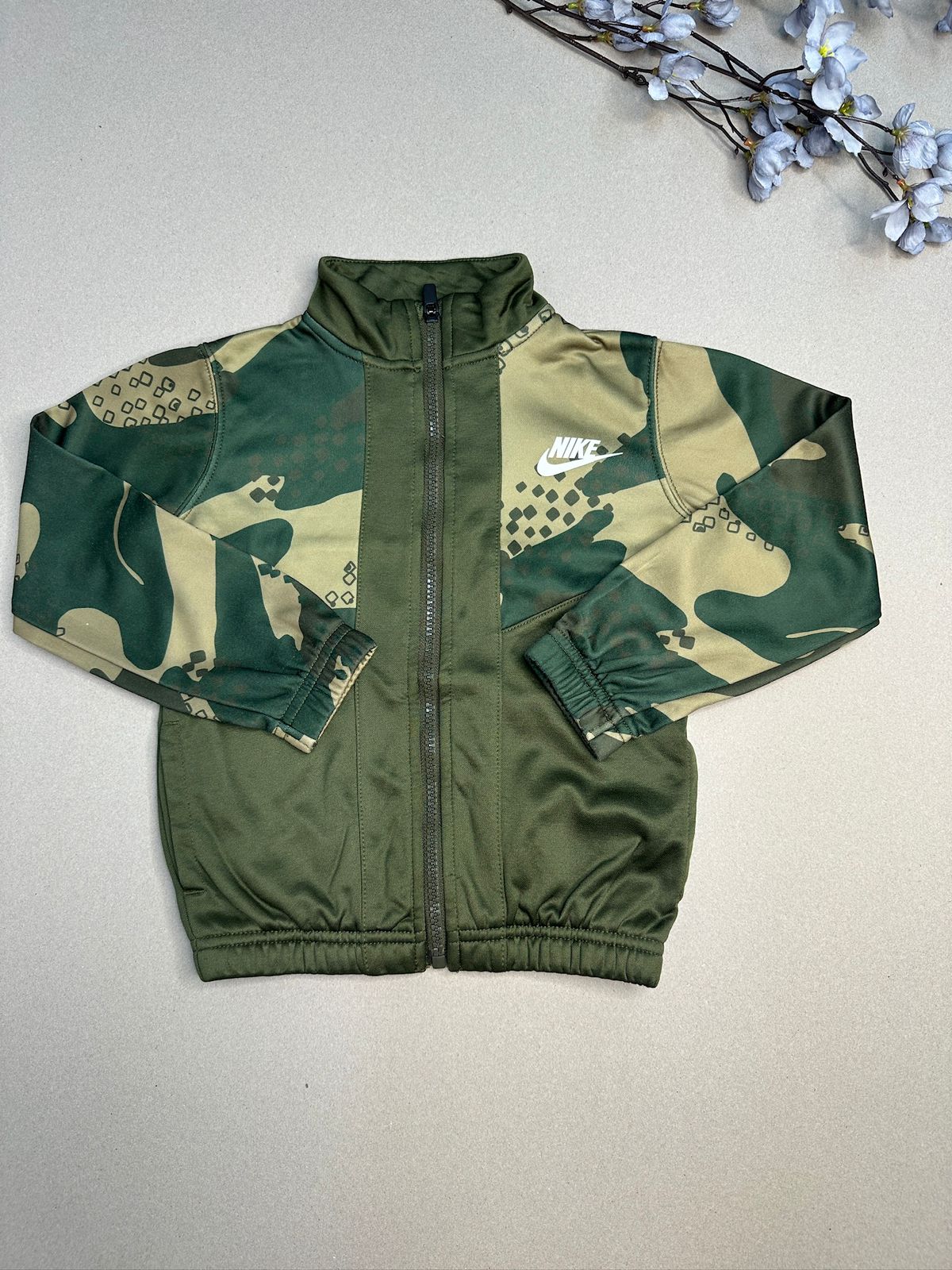 NIKE