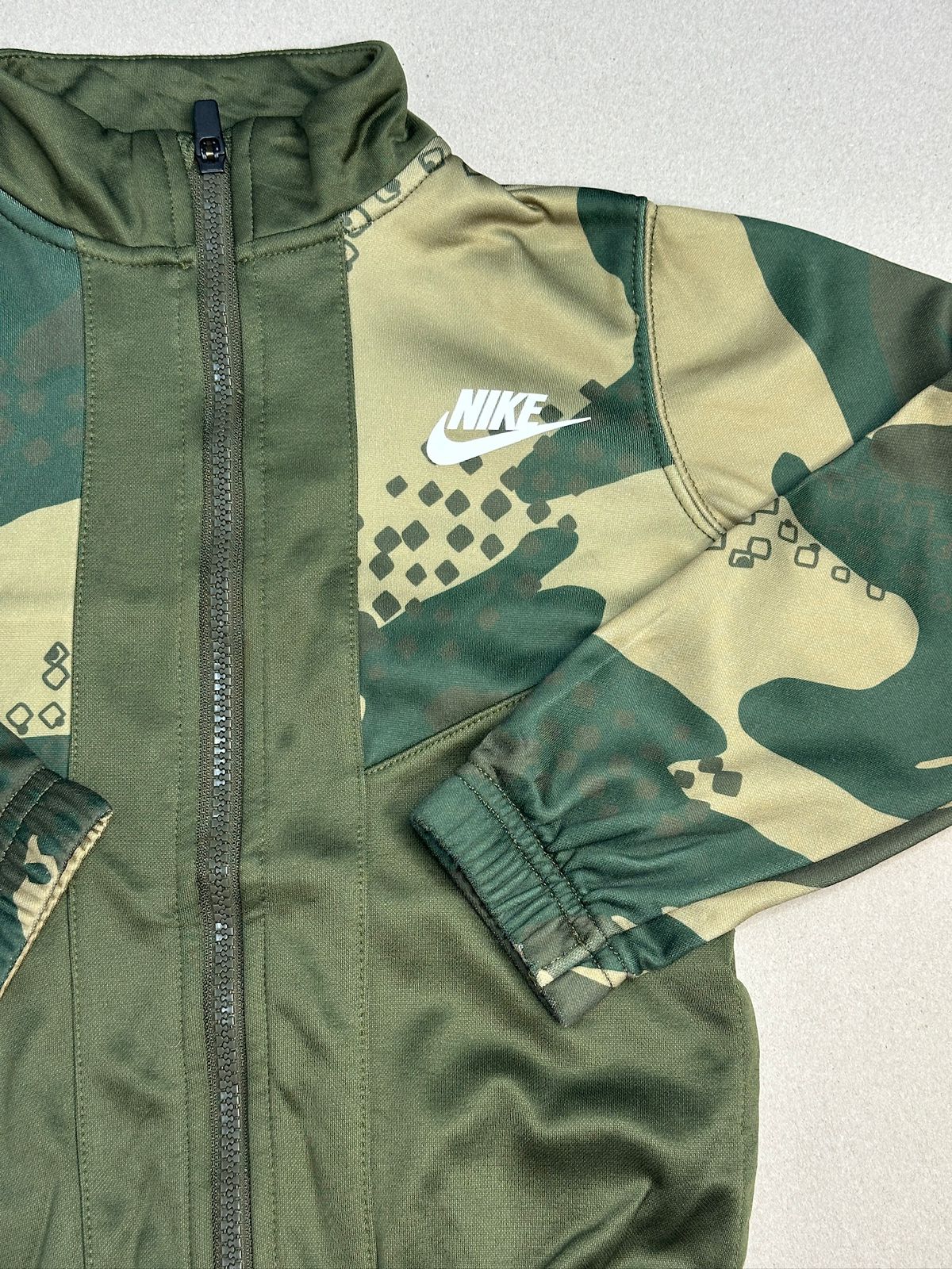 NIKE
